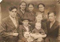 Фото. Музафаров Б.Х. - участник Великой Отечественной войны с семьей и семьей брата. 1940-е годы