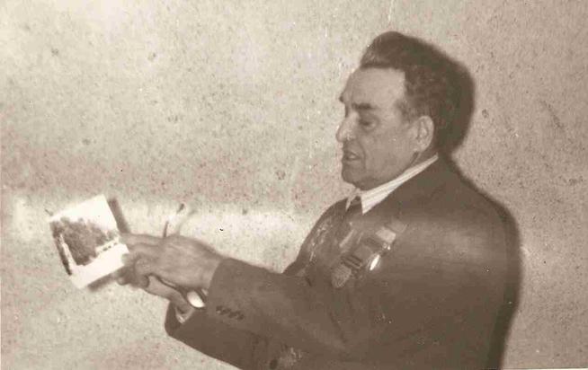 Фото. Музафаров Б.Х. - участник Великой Отечественной войны делится своими воспоминаниями. 1990-е годы::МУЗАФАРОВ БАРИ ХУЗЕЕВИЧ g2id90194