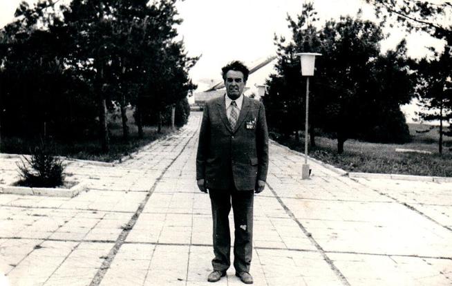 Фото. Музафаров Б.Х. у памятника самолету летчика Покрышкина А. в мемориале ʺСопке Героевʺ. Крымск. Май 1986 года::МУЗАФАРОВ БАРИ ХУЗЕЕВИЧ g2id90199