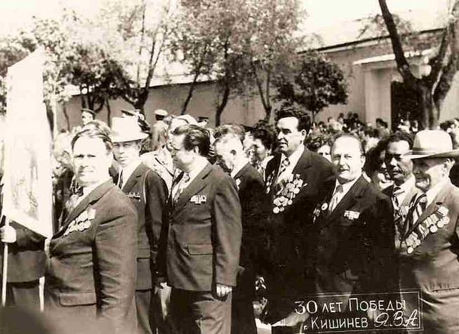 Фото. Музафаров Б.Х. - участник Великой Отечественной войны на демонстрации, посвященной 30-летию Победы. Агрыз. 1975::МУЗАФАРОВ БАРИ ХУЗЕЕВИЧ g2id90211