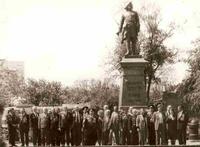 Фото. Музафаров Б.Х. - участник Великой Отечественной войны с однополчанами. Таганрог. Май 1986 года