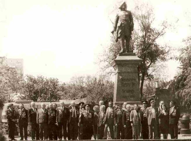 Фото. Музафаров Б.Х. - участник Великой Отечественной войны с однополчанами. Таганрог. Май 1986 года::МУЗАФАРОВ БАРИ ХУЗЕЕВИЧ g2id90265