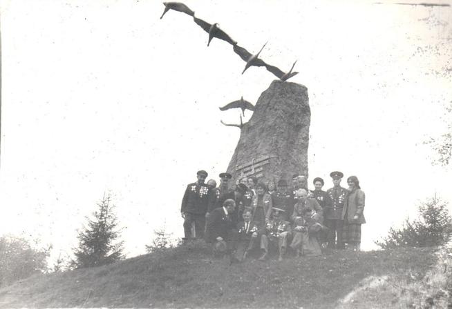 Фото. Памятник десантникам, погибшим в годы Великой Отечественной войны. Оржоникидзе. 1980-е годы::МУЗАФАРОВ БАРИ ХУЗЕЕВИЧ g2id90296