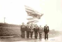 Фото. Музафаров Б.Х. с однополчанами у памятника десантнику покрывшему амбразуру во время Гизельской операции. 1987