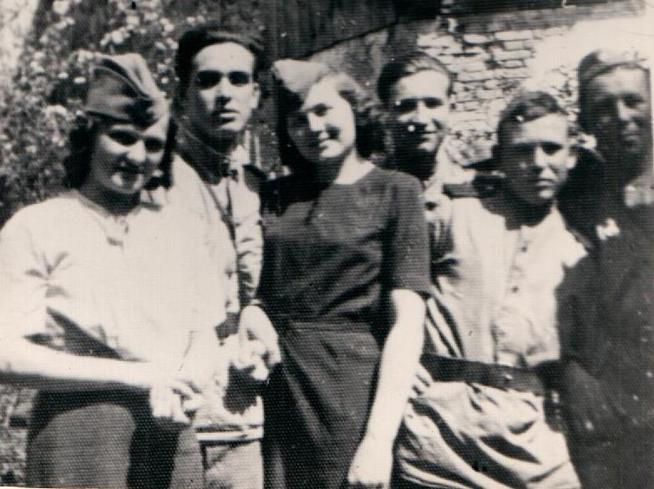 Фото. Музафаров Б.Х. - участник Великой Отечественной войны с однополчанами и чешскими девушками. Чехословакия. Май 1945 года::МУЗАФАРОВ БАРИ ХУЗЕЕВИЧ g2id90344