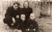 Фото. Музафаров Б.Х. - участник Великой Отечественной войны с женой Таскией и сыновьями Тафкилем и Рафилем. 1950-1960 годы