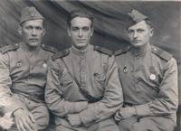 Фото. Музафаров Б.Х. (в центре) - участник Великой Отечественной войны с боевыми товарищами Кашурниковым и Ивановым. 1945