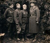 Фото. Музафаров Б.Х. - участник Великой Отечественной войны с боевыми товарищами Коднянским Л., Голясеевым Н., Синицыным С. 1945