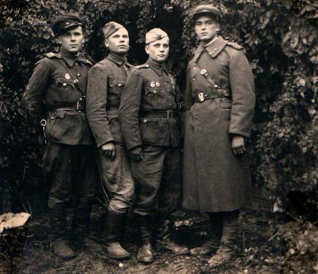 Фото. Музафаров Б.Х. - участник Великой Отечественной войны с боевыми товарищами Коднянским Л., Голясеевым Н., Синицыным С. 1945::МУЗАФАРОВ БАРИ ХУЗЕЕВИЧ g2id90374