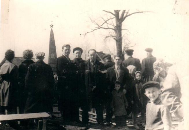 Фото. Музафаров Б.Х. - участник Великой Отечественной войны со знакомыми у Татарского кладбища. 1970::МУЗАФАРОВ БАРИ ХУЗЕЕВИЧ g2id90396