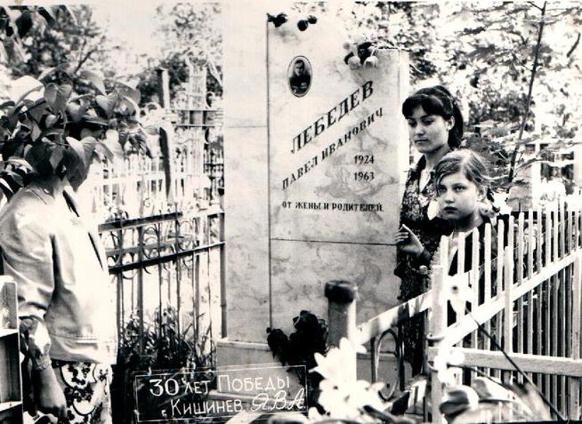 Фото. Музафаров Б.Х. - участник Великой Отечественной войны у могилы однополчанина - Лебедева П.И. Кишинев. 1970-е годы::МУЗАФАРОВ БАРИ ХУЗЕЕВИЧ g2id90400