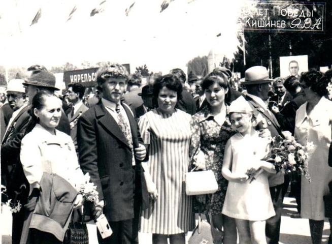 Фото. Музафаров Б.Х. - участник Великой Отечественной войны в День Победы. Кишинев. 1975 ::МУЗАФАРОВ БАРИ ХУЗЕЕВИЧ g2id90408