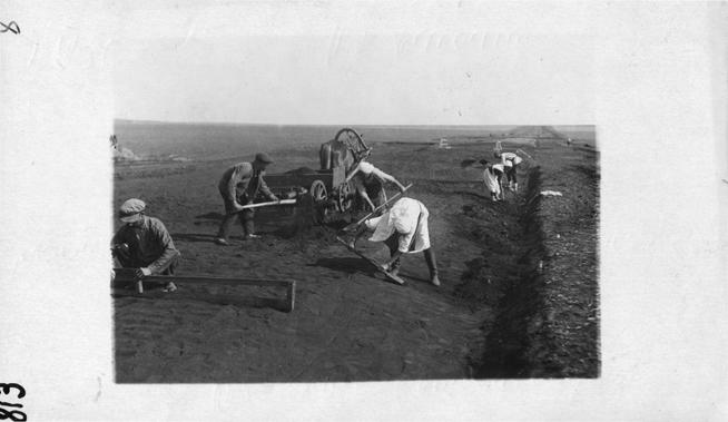 Дорожная бригада колхоза Красный Октябрь. 1936г.::Фото, предоставленные музеем g2id90511