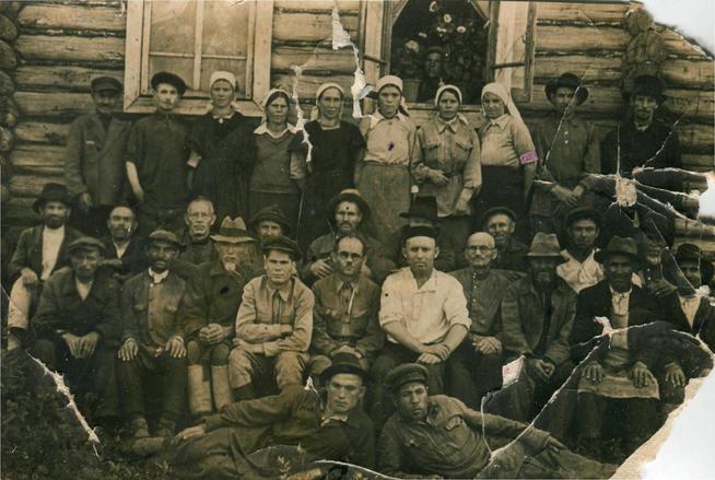 с. Биклянь. Снимок сделан после  получения благодарственной телеграммы И.Сталина. Март 1944г.::Фото, предоставленные музеем g2id90576