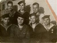 Фотография. Вверху крайний слева – Марусин Ф.М. среди матросов эсминца «Сильный». 1945 г.