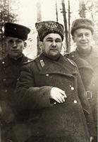 Фото. Генерал Ф.Г.Булатов (в центре) с командирами полков в белорусском лесу. Июнь 1944 года