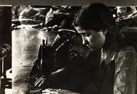 Фото. Комсомолка А.Габдрахманова – машинистка 1-ой Меховой фабрики выполняет заказ фронту. 1941