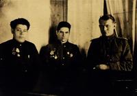 Фото. Герой Советского Союза Ф.Г.Галиев (в центре) на встрече с первым секретарем Актанышского райкома ВКП(б). 1945 