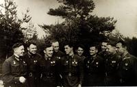 Фото. М.В.Симонов (второй справа) с однополчанами. 1942