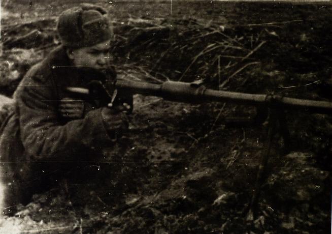 Фото. На позиции. Герой Советского Союза С.А.Ахтямов. Восточная Пруссия. 1944 :: Центральный государственной архив историко-политической документации Республики Татарстан (ЦГА ИПД РТ) g2id91796