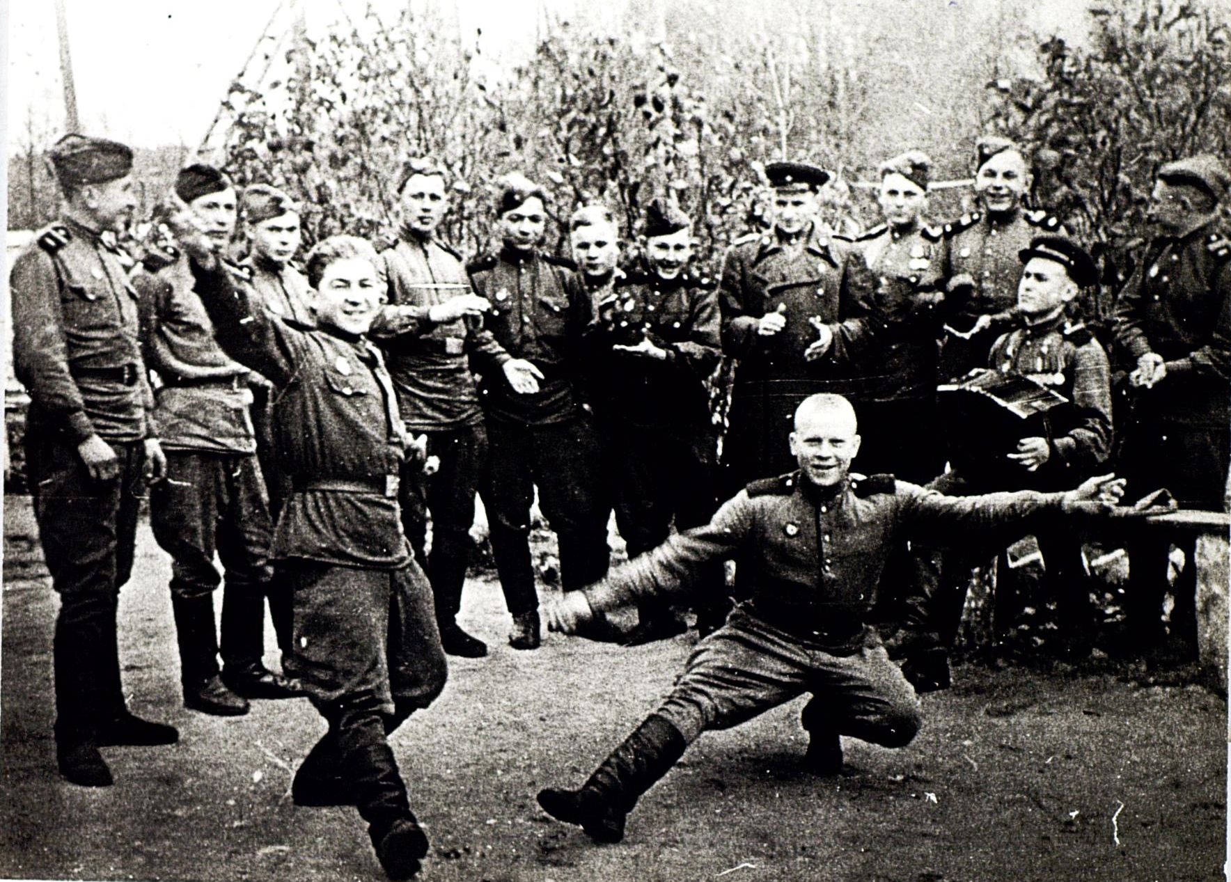 Песня о великой войне 1945. Советские солдаты танцуют. Танцы военных лет. День Победы 1945.