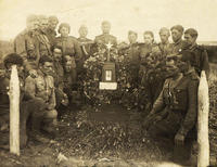 Фото. Герой Советского Союза И. Г. Кобяков (в центре, за памятником) с однополчанами во время похорон замполита части Володина. 