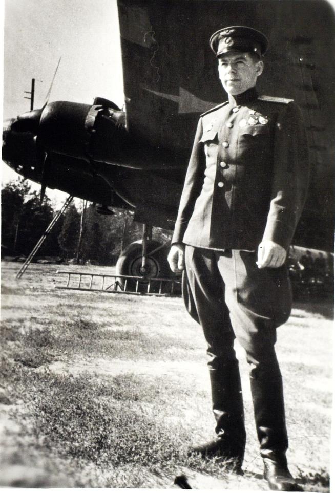 Герой Советского Союза М.В.Симонов у самолета. 1943:: Центральный государственной архив историко-политической документации Республики Татарстан (ЦГА ИПД РТ) g2id91837