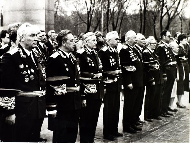 Фото. Ветераны Великой Отечественной войны у Вечного огня. 9 мая 1985 г.:: Центральный государственной архив историко-политической документации Республики Татарстан (ЦГА ИПД РТ) g2id91847