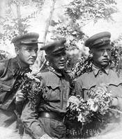 Фото. Г.А. Паушкин (слева) с однополчанами у заставы. Бессарабия. Май 1941 
