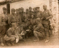 Фото. Герой Советского Союза И.Г.Кобяков  (третий слева с планшетом в руках) среди однополчан после разведки. 12 июля 1943 года