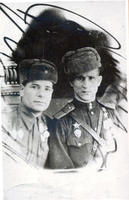 Герой Советского Союза Красавин М.В. (справа)  с боевым другом. 1943 г.