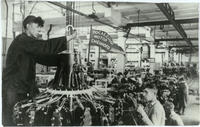 Фото. В цехе сборки моторов на заводе № 16. 1942