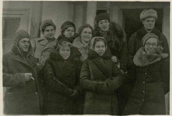 Фото. Татарские артисты на гастролях у фронтовиков 1-го Украинского фронта. 1943::Национальный архив Республики Татарстан g2id92989