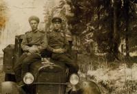 Фотография.  Муртазин Асхат Харисович (слева) с сослуживцем. Кон. 1940-х гг.