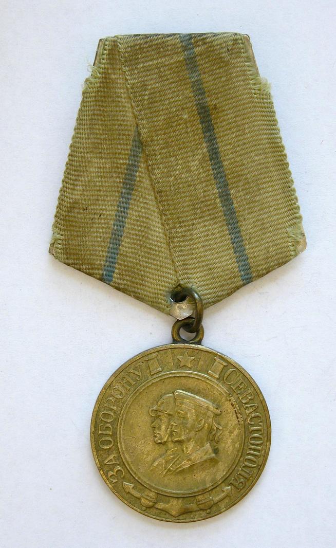 Медаль наградная ʺЗа оборону Севастополяʺ И.А.Хасанова::Награды g2id95855