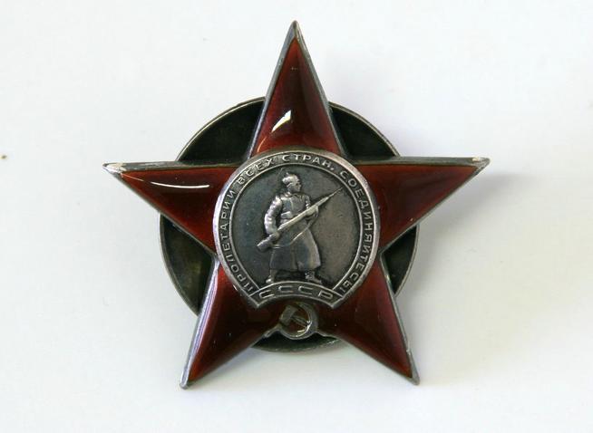 Знак наградной ʺОрден Красной Звездыʺ М.Г.Сыртлановой::Награды g2id96205