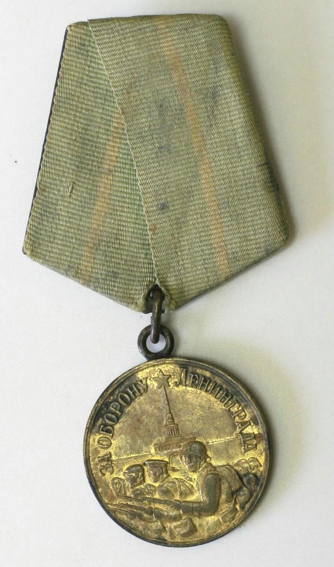 Медаль наградная  ʺЗа оборону Ленинградаʺ З.Х.Хабибуллина::Награды g2id96365