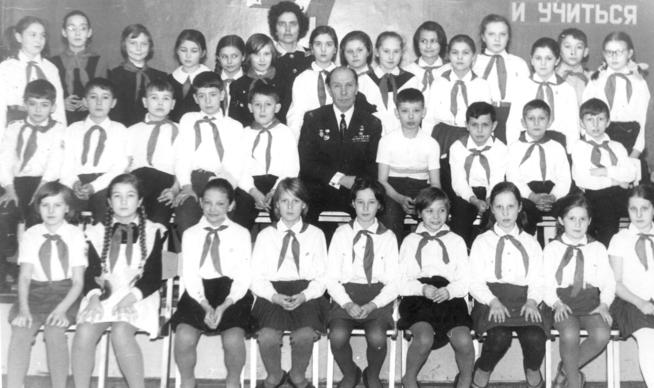 Фото. Герой Советского Союза - Коновалов С. В. (в центре) с учащимися школы № 15 г. Казани. 1980-е.::Коновалов g2id96411