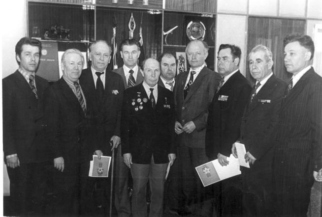 Фото. Герой Советского Союза - Коновалов С. В. (в центре) в музее истории ЭВМ. 1980-е::Коновалов g2id96421