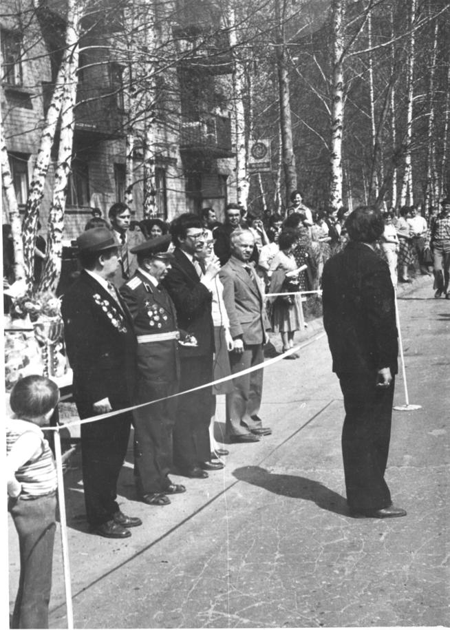 Фото. Майская эстафета на ул. Попова на приз Героя Советского Союза - Коновалова С.В.1970-е::Коновалов g2id96451