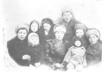 Фото. Герой Советского Союза - Коновалов С.В.с семьей. 1950-е