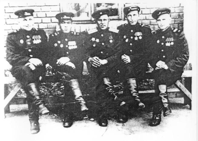 Фото. Халитов Р.К. (слева) с боевыми товарищами участниками Парада Победы. 1945::Халитов g2id96529