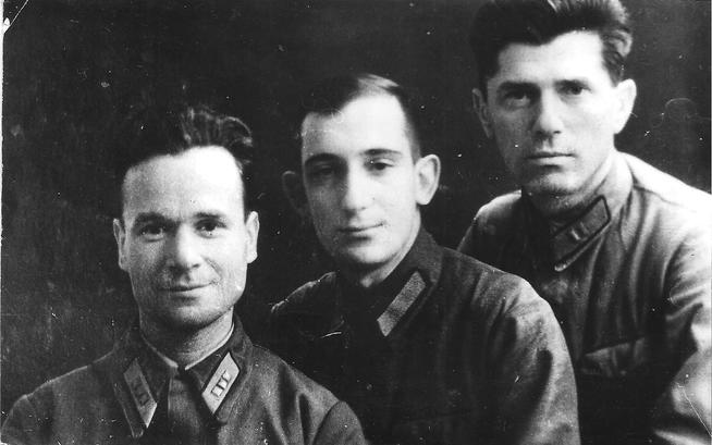 Фото. Вульфсон Г.Н.(в центре). 1940-е::Вульфсон g2id96577
