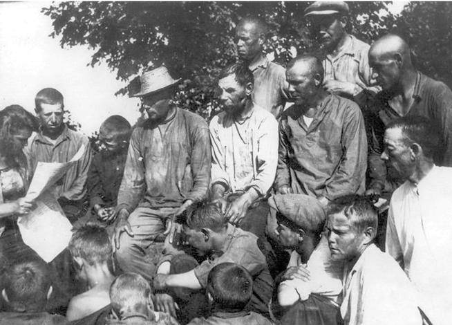 Фото. Читка сводки Информбюро .1941::Музей истории профсоюзов РТ g2id96629