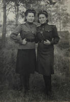 Фото.Рыбина Р.И.(справа) - участница Великой Отечественной войны. 1940-е