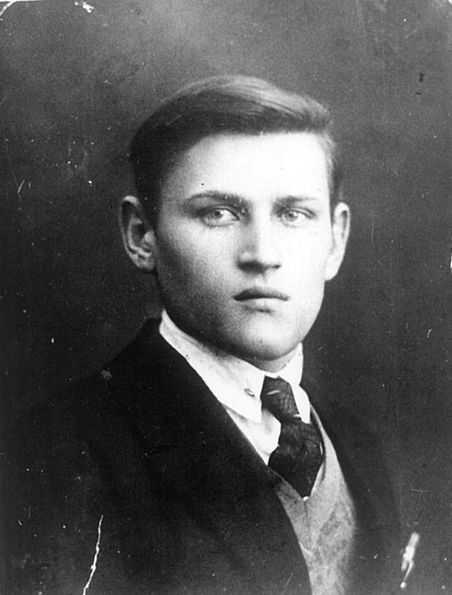 Фото.Корчагин В.В.- токарь-стахановец завода им. Серго, труженик тыла.1940-е::фото для статей предоставлены музеем завода "Позис g2id96723