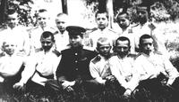 Фото. Суворовцы с командиром на отдыхе. 1940-е