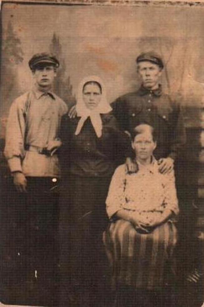 Бурмистровы Вера Яковлевна и Петр Иванович (1909г.р.) с детьми::Фотографии участников Великой Отечественной войны и документы по Спасскому району (до 1946г.) g2id97191