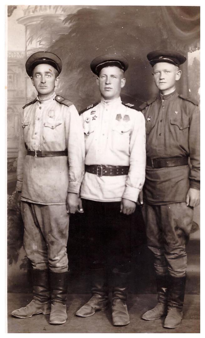 Коровников Александр Михайлович (в темн. гимнастерке) с товарищами 1946г::Фотографии участников Великой Отечественной войны и документы по Спасскому району (до 1946г.) g2id97341