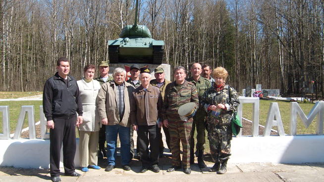 Перед установкой памятника от Спасского района::Поисковый отряд Спасского района "Булгары" g2id97496